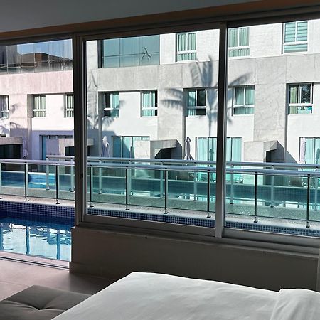 Jade Hotel Brasilia Candangolandia Exteriör bild A view of the pool from a guest room