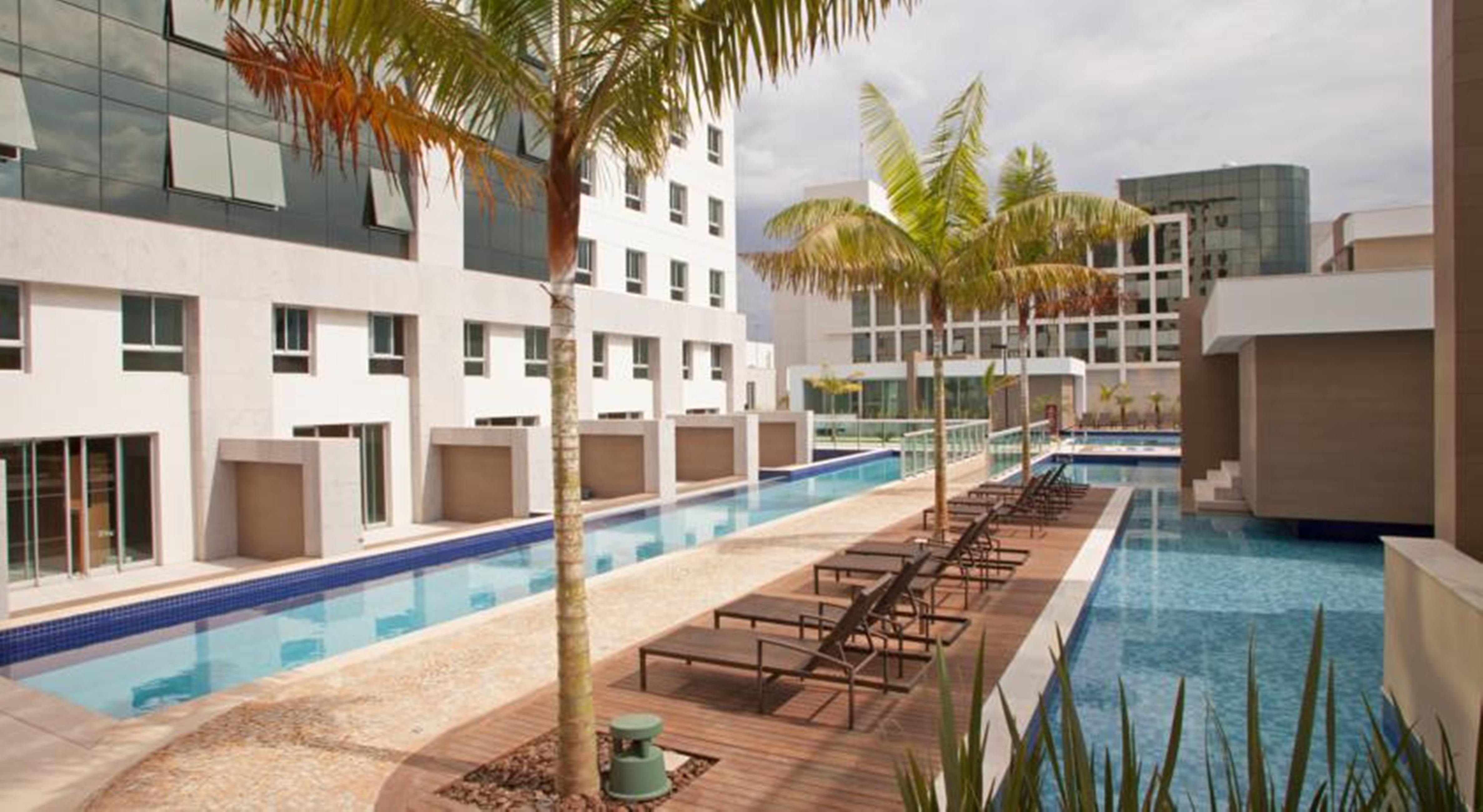 Jade Hotel Brasilia Candangolandia Exteriör bild The swimming pool at the hotel