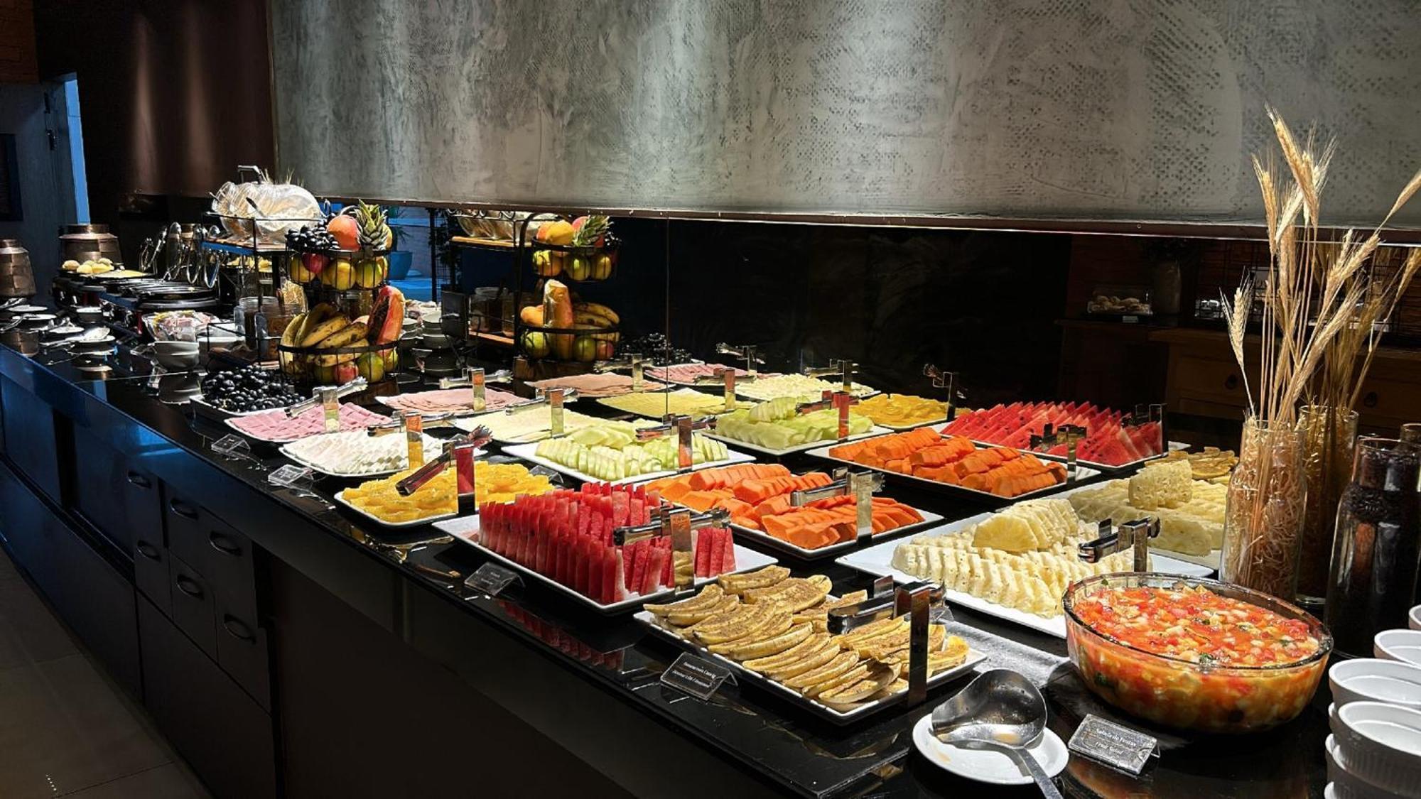 Jade Hotel Brasilia Candangolandia Exteriör bild A fruit salad buffet