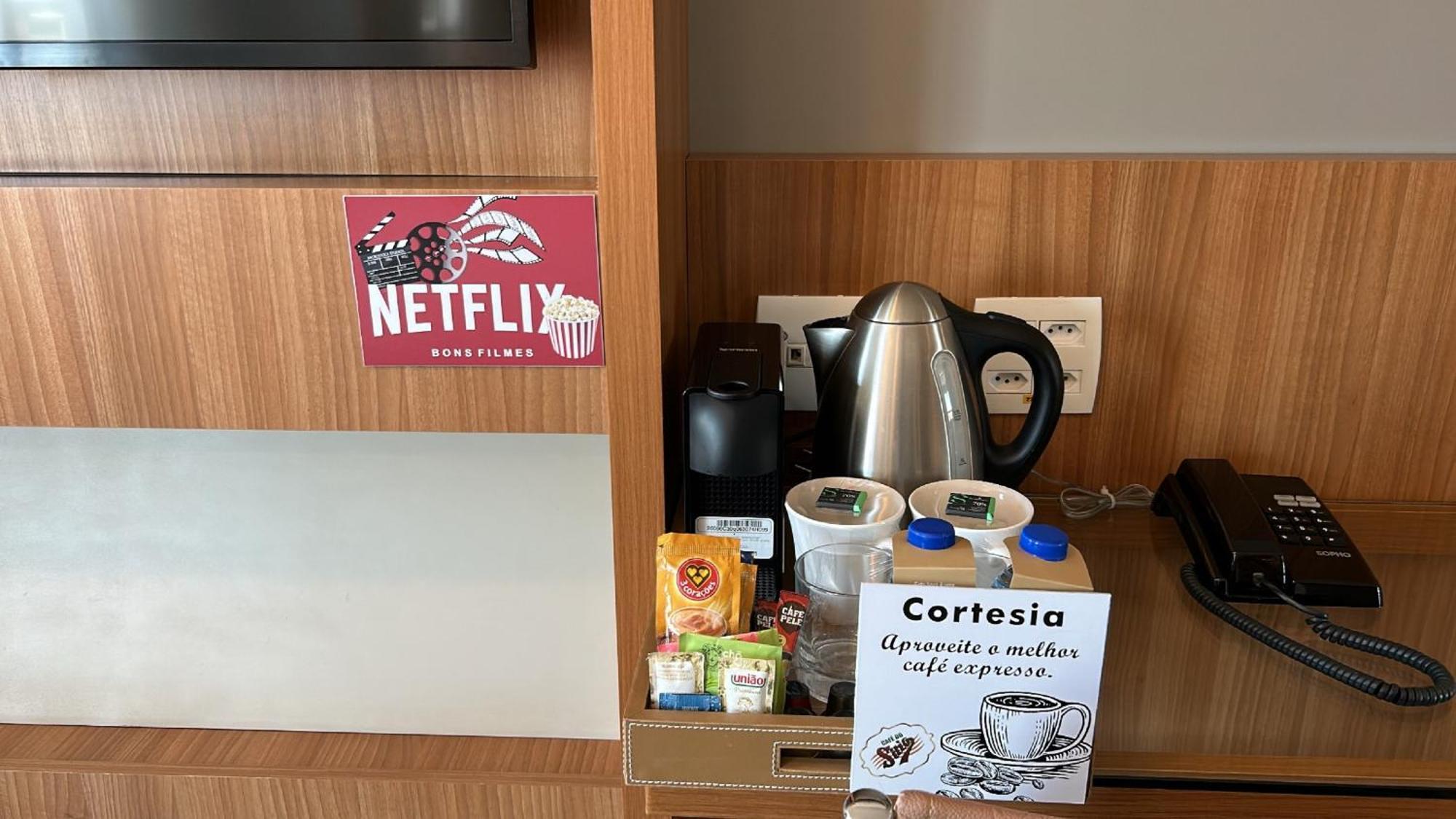 Jade Hotel Brasilia Candangolandia Exteriör bild A Netflix sticker in a hotel room